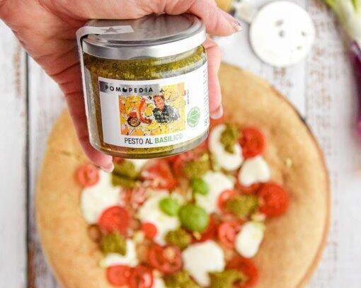 Whole wheat pizza with Pomopedia Basil Pesto